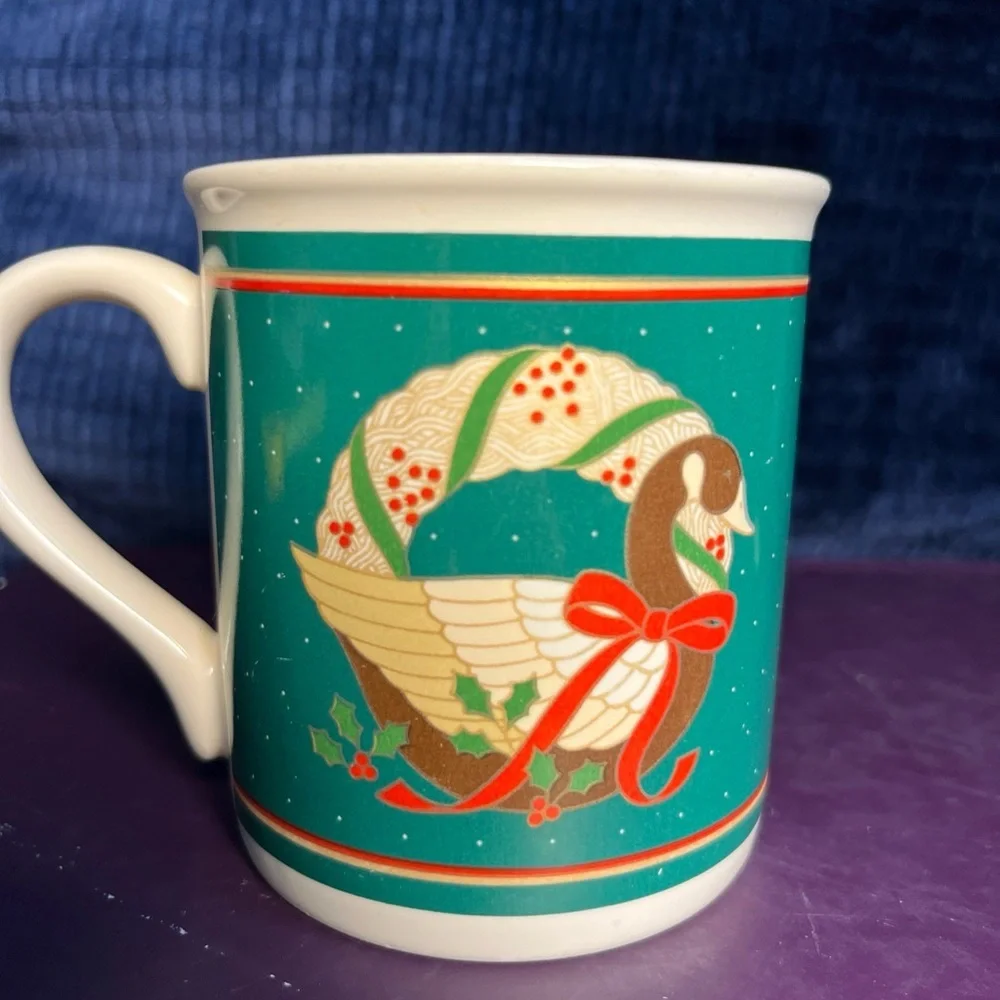 Hallmark Vintage Christmas Mug with Goose and wreath Festive